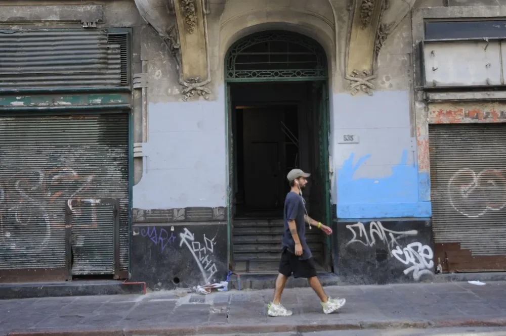 Edificio ocupado sobre la calle 25 de Mayo