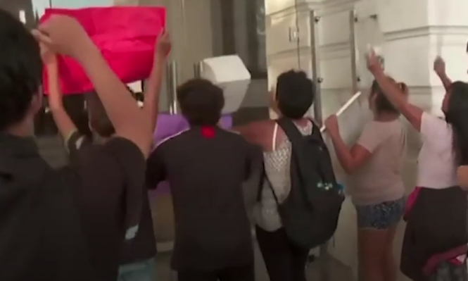 Al llegar al Palacio Municipal, un grupo reducido de manifestantes protagonizó incidentes.