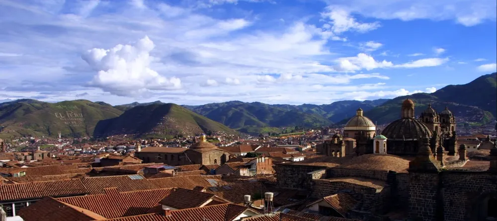 Cusco, ubicada a 130 kilómetros de Macchu Pichu. Su población vive en gran medida del turismo al santuario histórico de los incas.