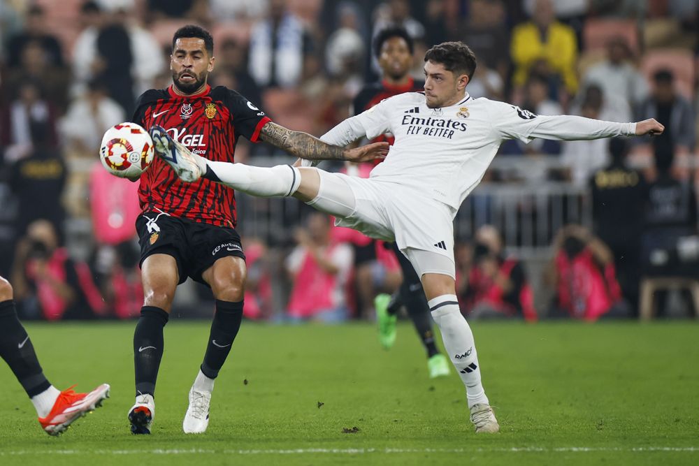 Federico Valverde de Real Madrid ante Omar Mascarell de Mallorca