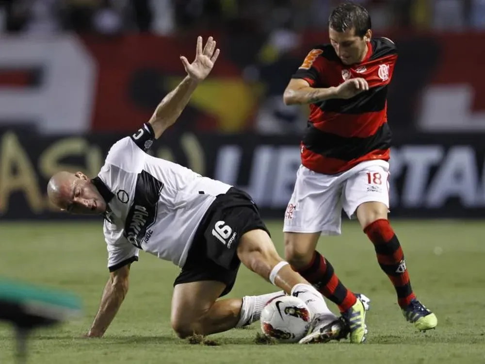 Sergio Orteman lucha por la pelota