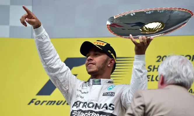Hamilton exultante en el podio de Spa