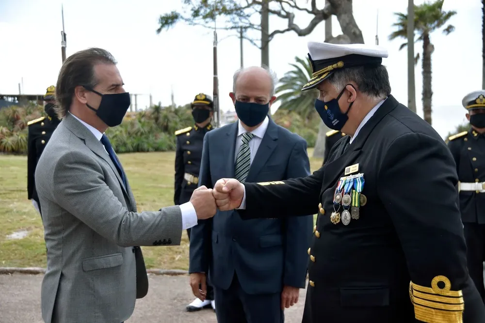 El presidente Luis Lacalle Pou y el ministro de Defensa, Javier García, definirán la compra de los OPV