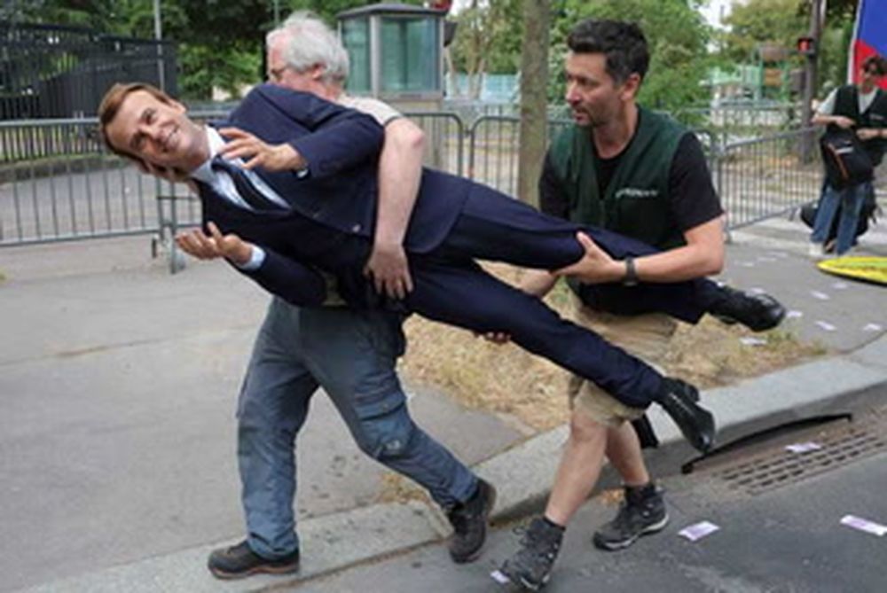 Dos activistas se llevan la estatua de Emmanuele Macron