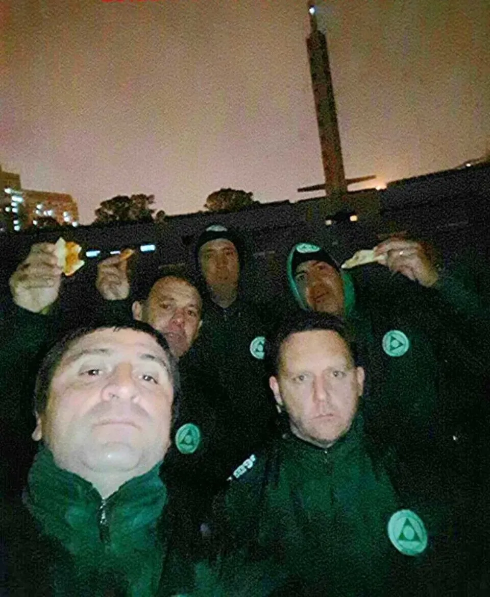 Integrantes de Plaza cenan pizza en el medio de la cancha del Centenario