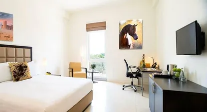 Una de las habitaciones del hotel que tiene capacidad para 70 personas