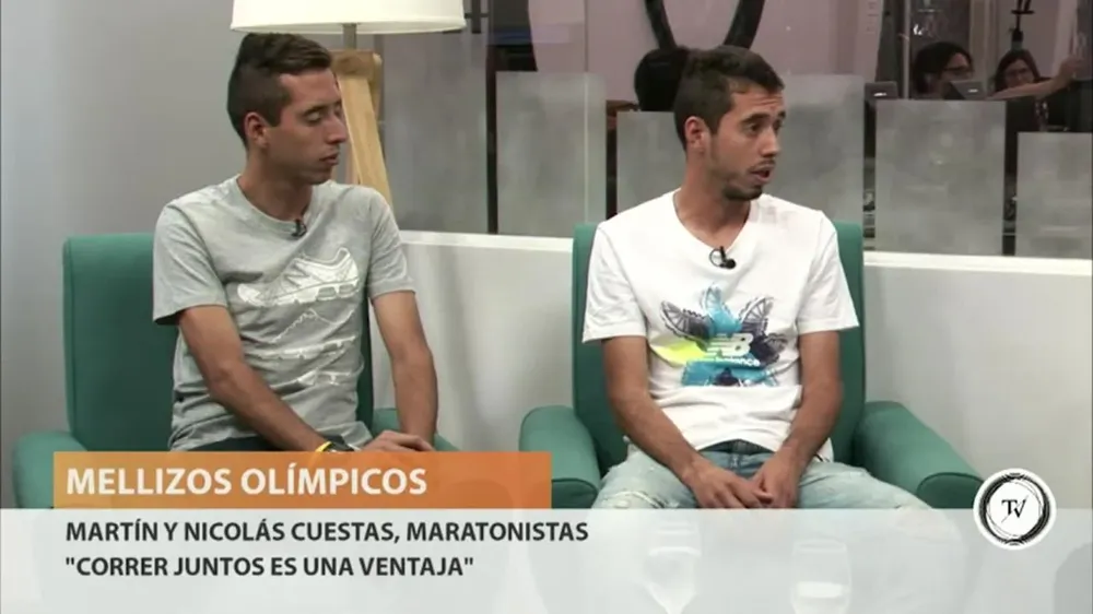 Correr juntos es una ventaja, cuentan Nicolás y Martín Cuestas, los mellizos uruguayos que en Buenos Aires lograron la marca para clasificar a los Juegos Olímpicos en maratón.Cuando uno está bajo, el otro va adelante y lo va llevando, dijo Nicolás, en entrevista con Mariano López. Aunque el otro esté a 100 metros, lo ves y sabés que no estás corriendo solo.En este fragmanto de la nota, los hermanos hablan de la preparación en la altura y la clasificación en Buenos Aires, donde terminaron entre los 10 primeros de 12.000 competidores.Martín tuvo un problema físico y a los cinco kilómetros no podía más de los gemelos. Estuvo en duda que pudiera terminar la maratón pero al final lo logró.La entrevista completa, aquí.