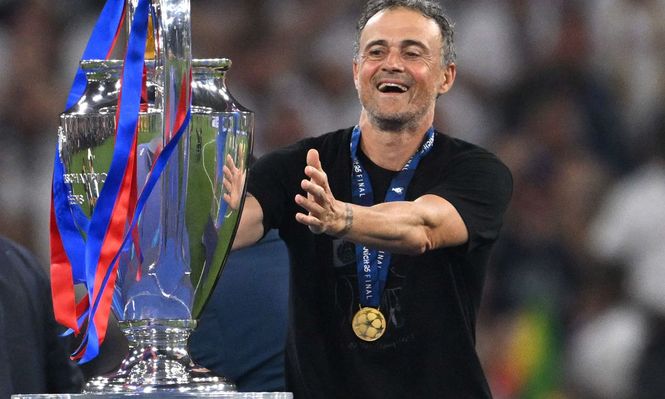 Luis Enrique, el entrenador del PSG, ahora bicampeón de Champions League con el PSG.
