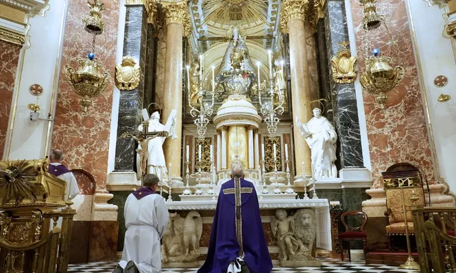El manto de la Virgen en la Basílica con crespón negro.