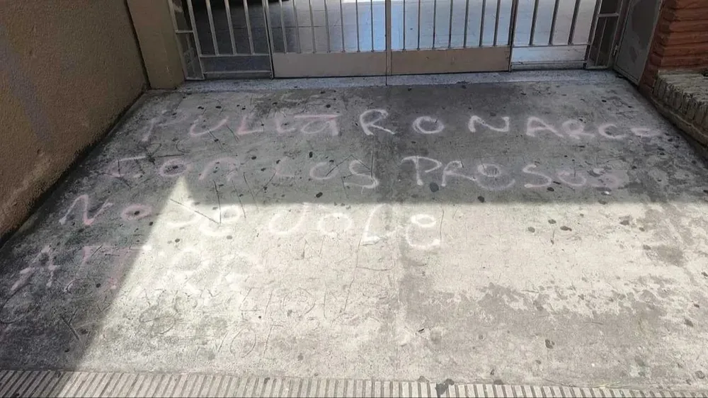 Realizaron pintadas con amenazas al gobernador Pullaro en dos edificios públicos de Rosario