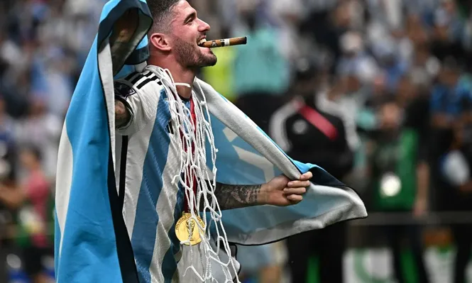 Rodrigo De Paul festeja el título de campeón del mundo con la selección argentina
