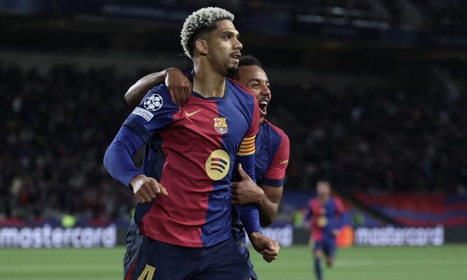 Ronald Araujo y Koundé en el festejo de Barcelona ante Atalanta