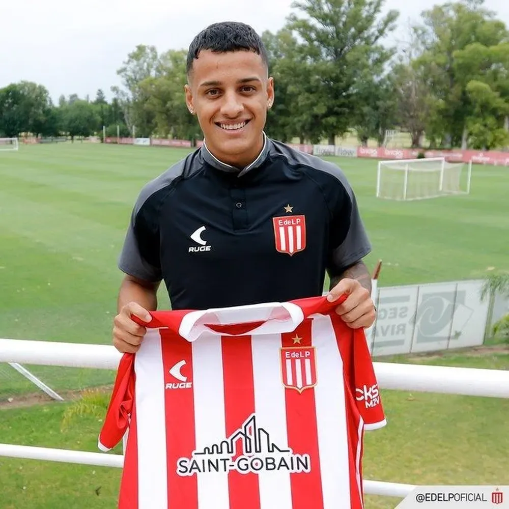 Tiago Palacios con la camiseta de Estudiantes