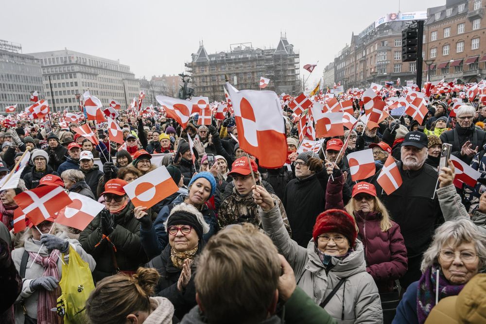 Numerosas personas participan en una manifestación bajo los lemas Manos fuera de Groenlandia y Groenlandia para los groenlandeses, en Copenhague