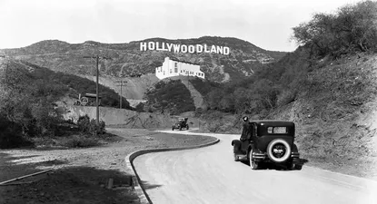 El sorprendente origen del letrero de Hollywood que cumple 100 años (y no tiene nada que ver con el cine)