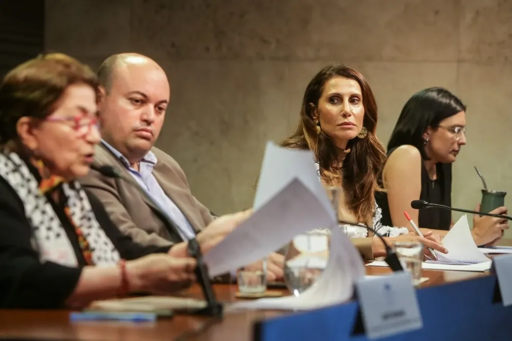 La integrante de la Comisión de Apoyo Palestino – Uruguay, Anahít Aharonián, el diputado del MPP, Nicolás Viera, la embajadora de Palestina en Uruguay, Nadya Rasheed y la diputada del Partido Comunista, Micaela Melgar,