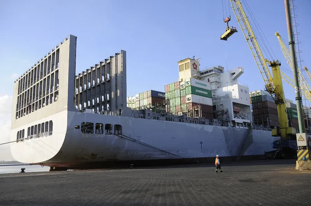 El OOCL Qingdao, un superbarco en el puerto de Montevideo