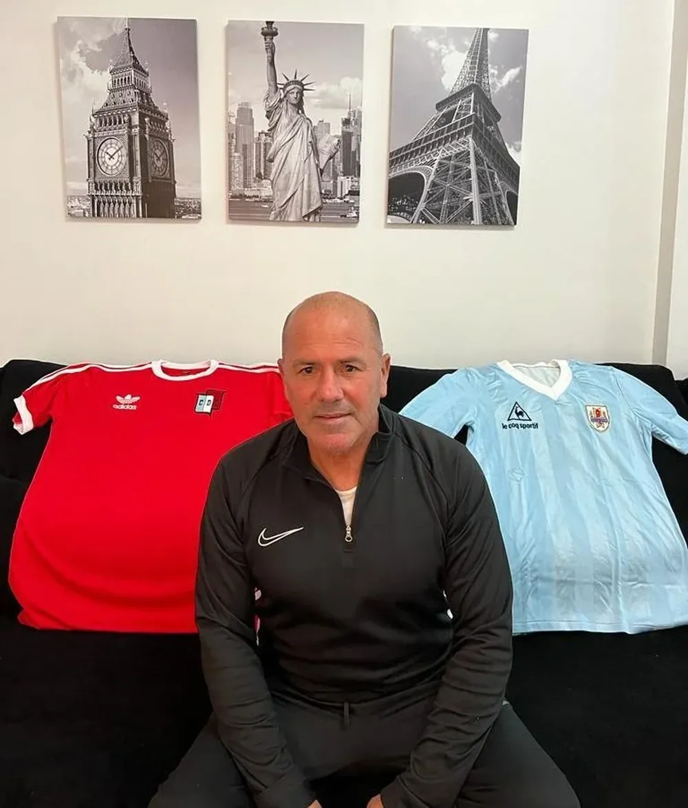 José Batista con las camisetas de Uruguay y Deportivo Español