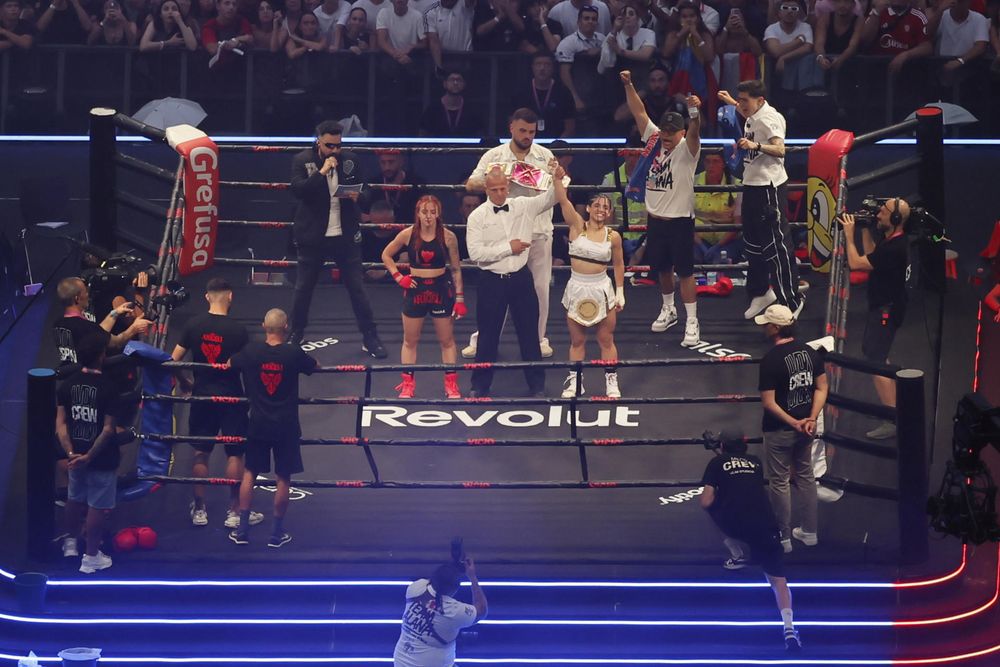 Las creadoras de contenido Alana (d) y Ari Geli en su pelea este sábado, durante la Velada de laño V organizada por el creador de contenido Ibai Llanos, en el Estadio La Cartuja de Sevilla