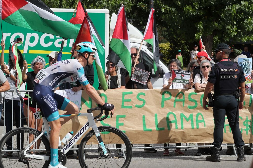 Un grupo de personas durante una concentración contra la participación de Israel en la Vuelta Ciclista a España, a 7 de septiembre de 2025, en Vegadeo (Asturias). (Europa Press)