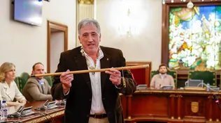 Joseba Asiron con el bastón de mando tras proclamarse alcalde de Pamplona.