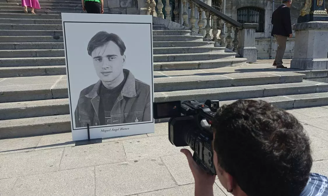 Una fotografía de Miguel Ángel Blanco en una concentración de homenaje