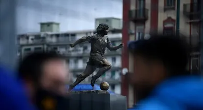 La nueva estatua de Maradona en Nápoles