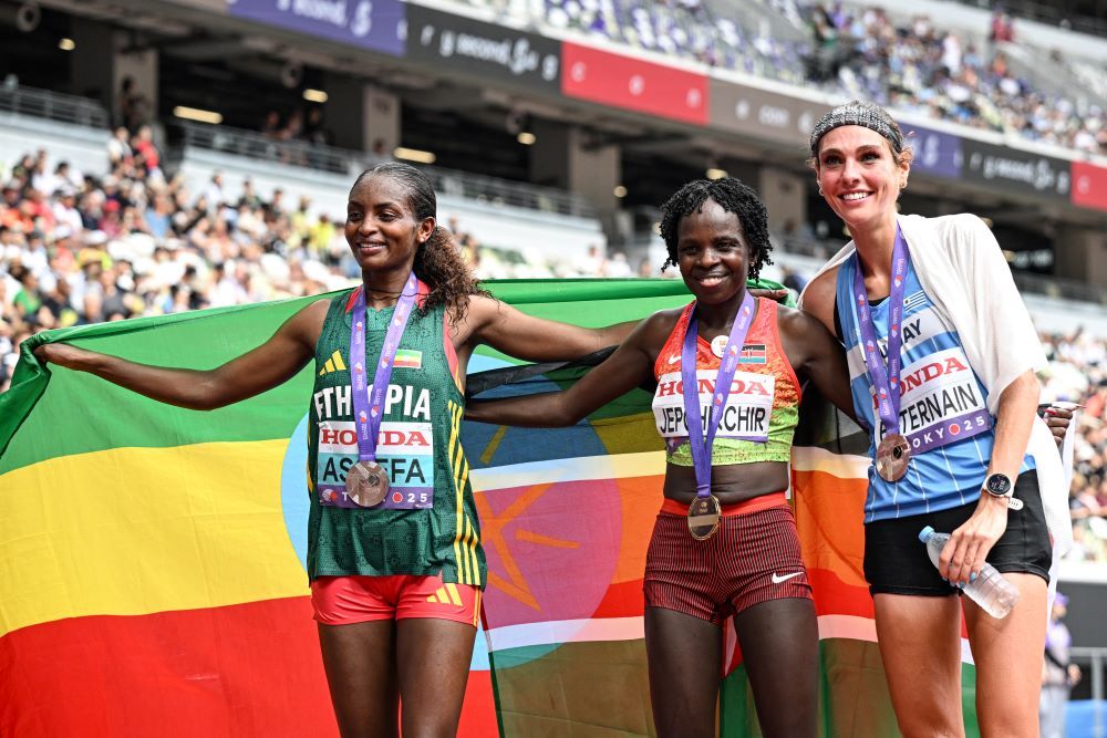 Tigst Assefa de Etiopía fue plata, Peres Jepchirchir de Kenia el oro y Julia Paternain de Uruguay, el bronce, en la maratón del Mundial de atletismo de Tokio 2025