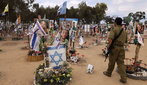 Un soldado israelí visita una instalación en honor a los que fueron asesinados y secuestrados en el festival de música Supernova durante los ataques del 7 de octubre