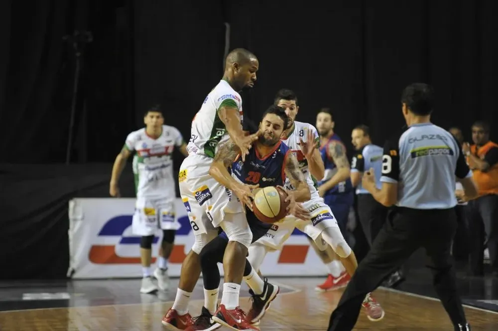 Smith y Mojica en un intenso Aguada-Defensor Sporting en la primera final en el Palacio Peñarol