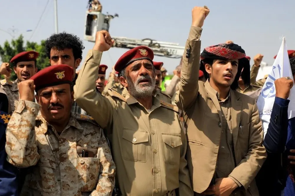 Yemenitas houthíes participan de una ceremonia religiosa