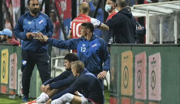 Sergio Rochet terminó mirando el partido junto a Cantera y Almeida
