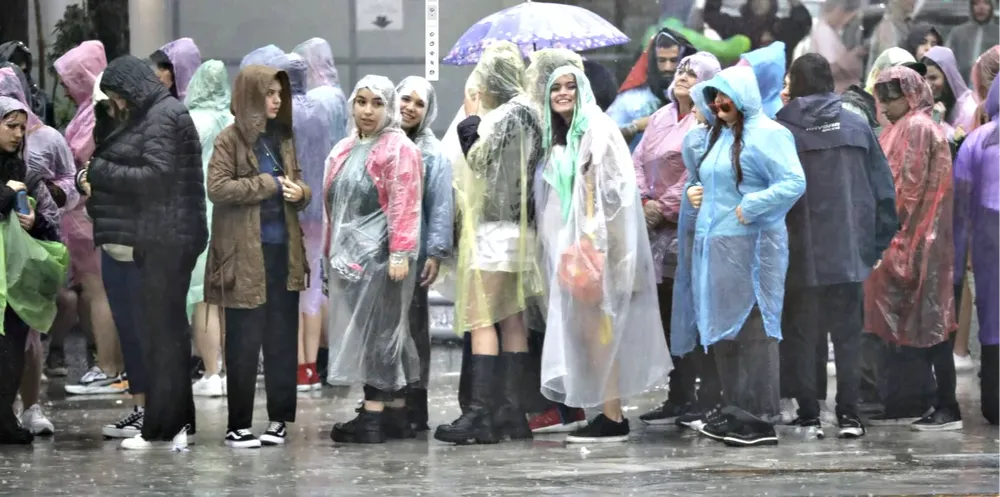 Pasados por agua, los fans tienen que volver el domingo