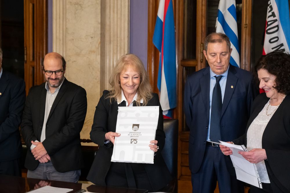 Sebastián Valdomir, Carolina Cosse, Gabriel Oddone y Adriana Arosteguiberry durante la entrega del proyecto este domingo