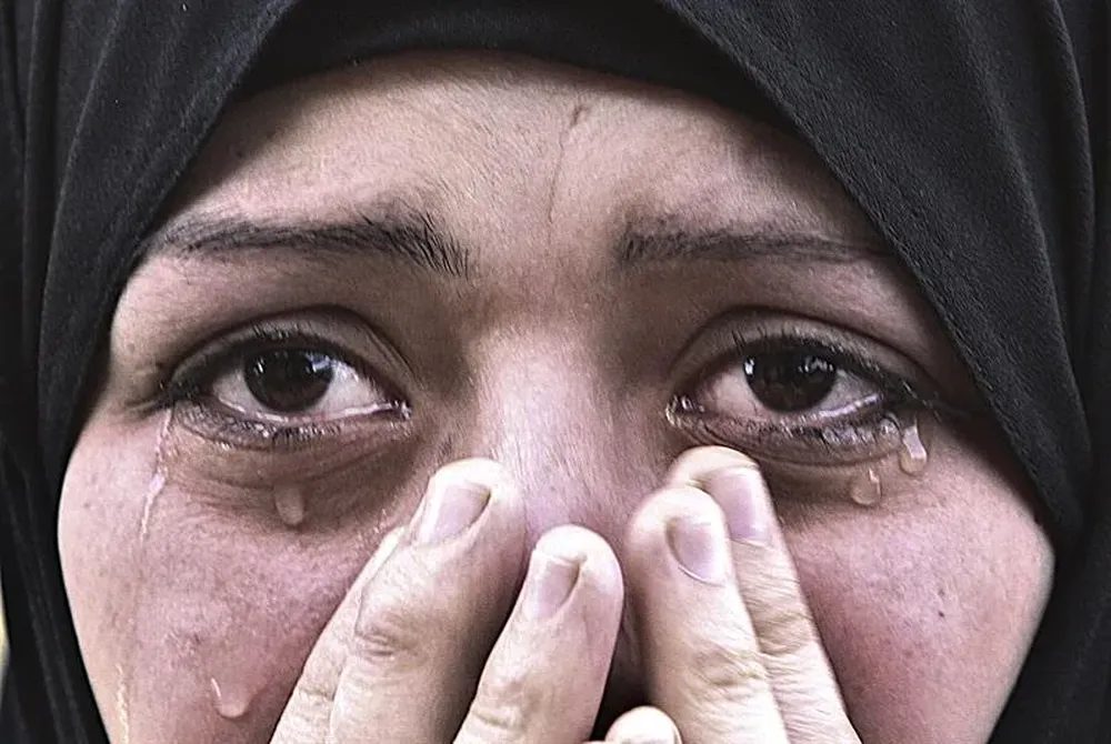 La hermana de la pequeña Audi Naser, de 10 años, llora la muerte de la pequeña durante su funeral