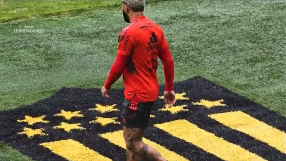 Gabigol no quiso pisar el escudo de Peñarol