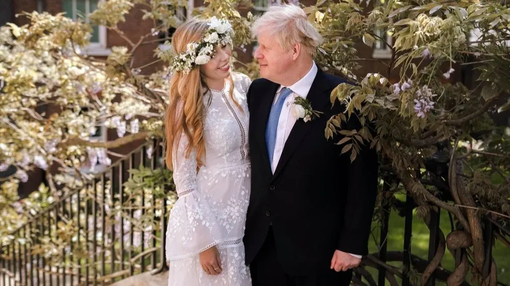 Boris Johnson y Carrie Symonds en el jardín del número 10 de Downing Street después de su boda
