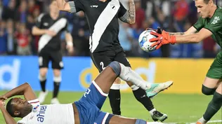 Mauro Goicoechea, el arquero de Danubio, se queda con la pelota ante la llegada de Gonzalo Carneiro de Nacional