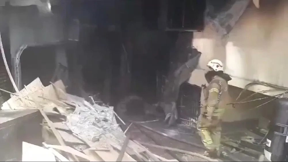Así quedó el acceso al edificio donde estaba la discoteca incendiada en Estambul