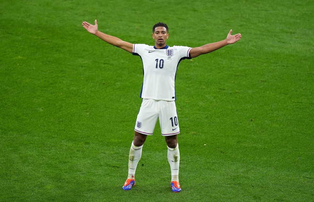 Jude Bellingham lidera a Inglaterra.