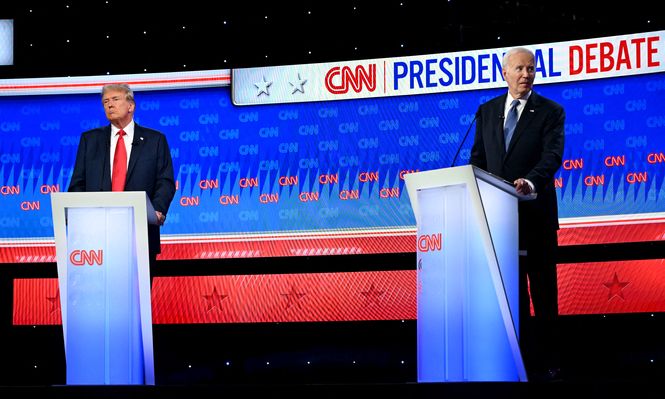 Donald Trump y Joe Biden en el debate presidencial de este jueves