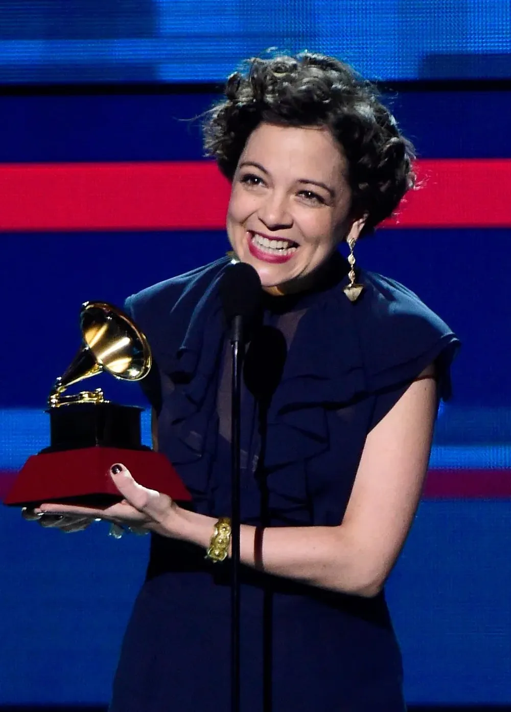 Natalia Lafourcade, premiada por su recomendado Hasta la raíz