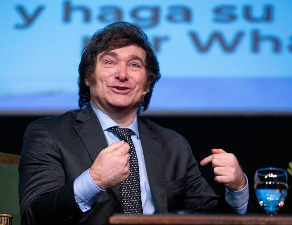 El decreto del presidente Milei establece que la UIF mantendrá su rol de recopilar e intercambiar información financiera, pero no intervendrá activamente en procesos judiciales relacionados con estos delitos.