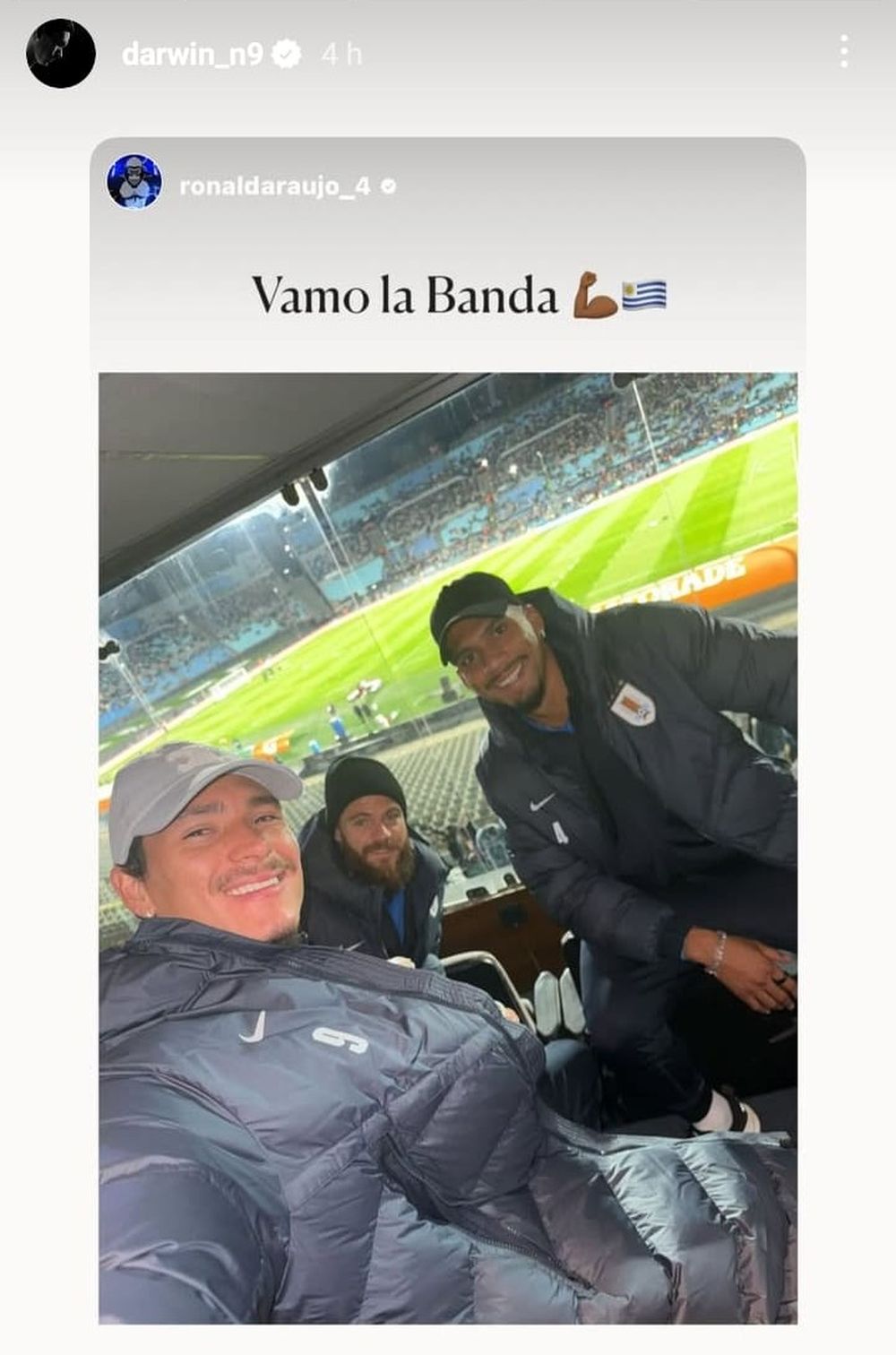 Darwin Núñez, Nahitan Nández y Ronald Araujo vieron el partido en un palco