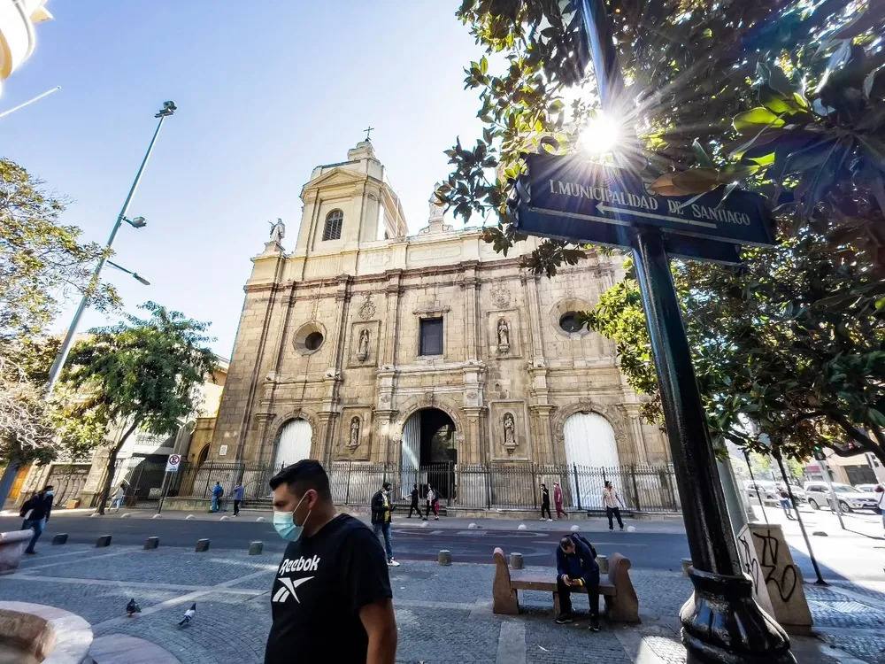 El país experimenta una sostenida baja de casos de covid-19; hay una treintena de contagiados detectados que portan la variante delta