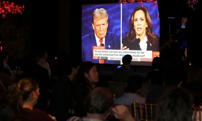 Espectadores miran el debate por TV en Nueva York