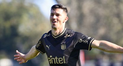 Maximiliano Silvera celebra el 1-0 transitorio de Peñarol ante River Plate