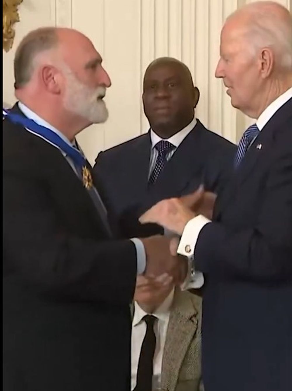 José Andrés recibe la medalla a la libertad del gobierno estadounidense.
