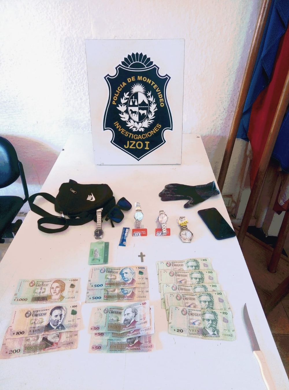 Dinero y objetos recuperados de la rapiña