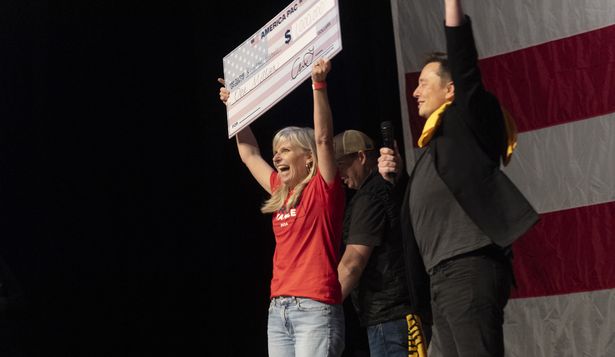 Elon Musk entregó un cheque de 1 millón de dólares a una mujer en un evento en Pittsburgh.